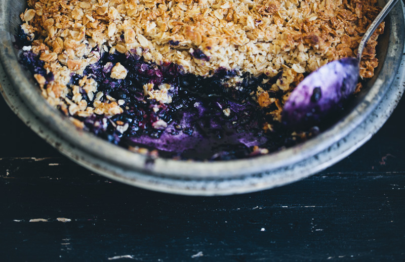 Black_and_blueberry_crumble_1