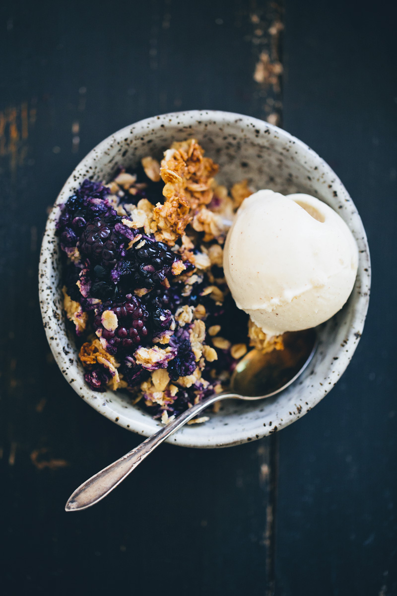 Black_and_blueberry_crumble_2